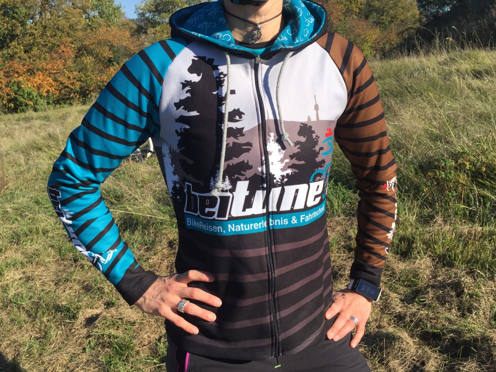 beitune Hoodie in türkis, braun, schwarz