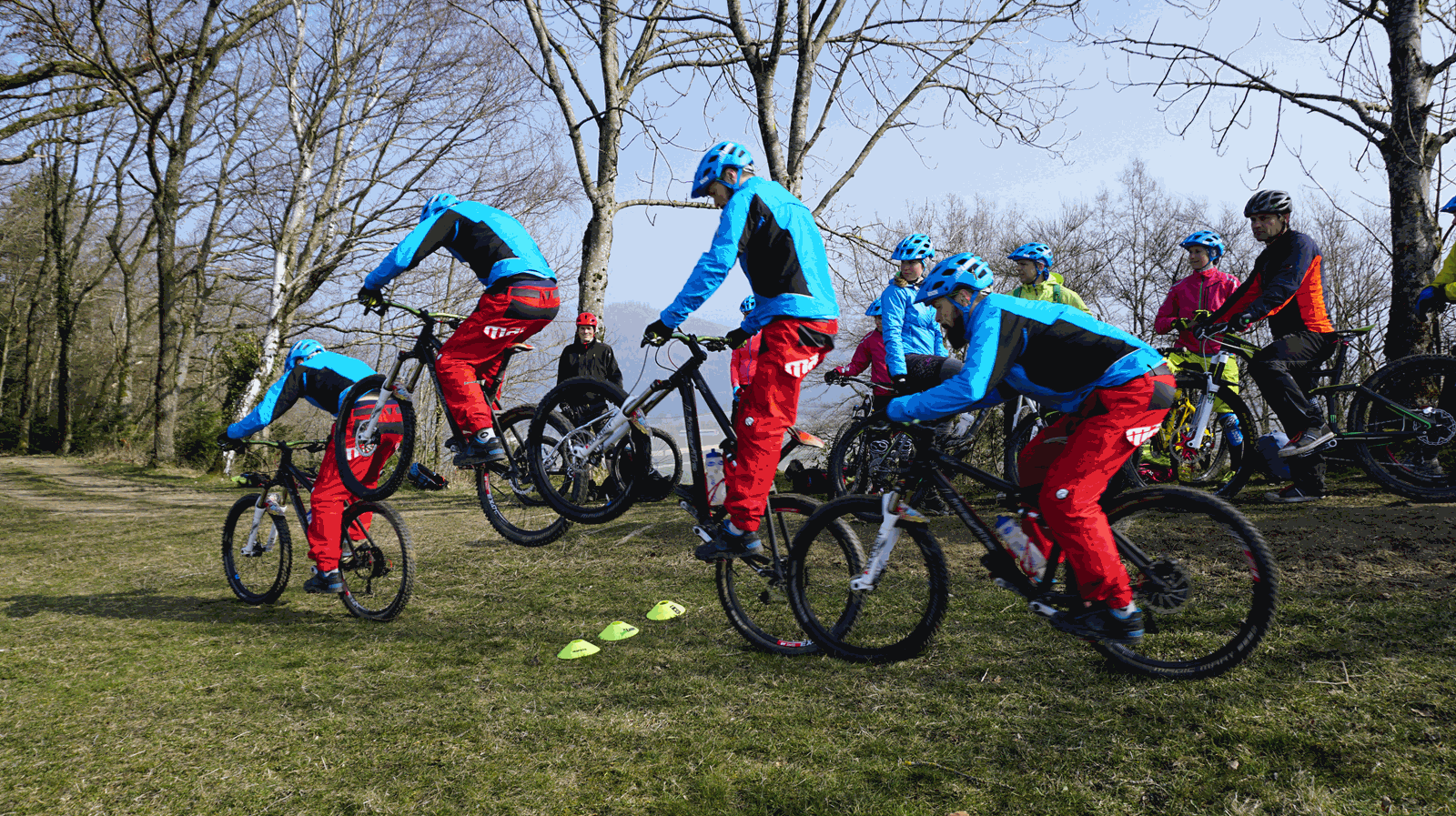 Lerne bei den Fahrtechnik-Workshops einen sauberen Bunny Hop.