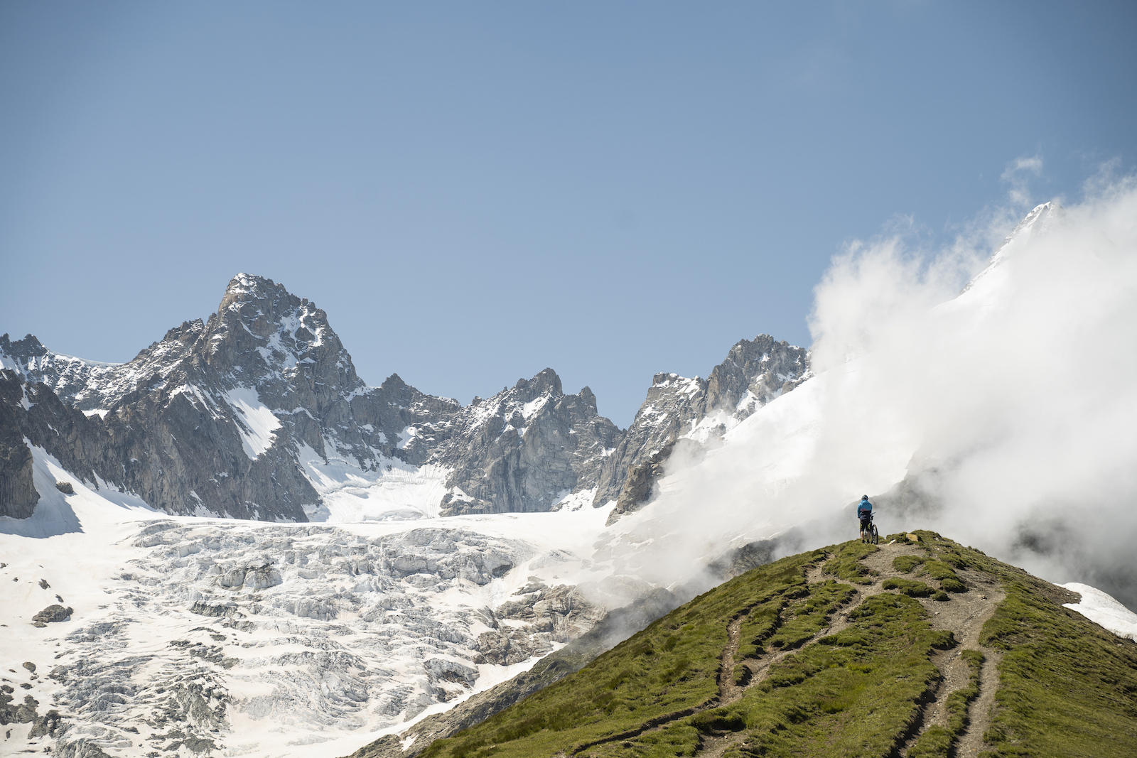 beitune tour du mont blanc - mountainbiker vor Bergpanorama