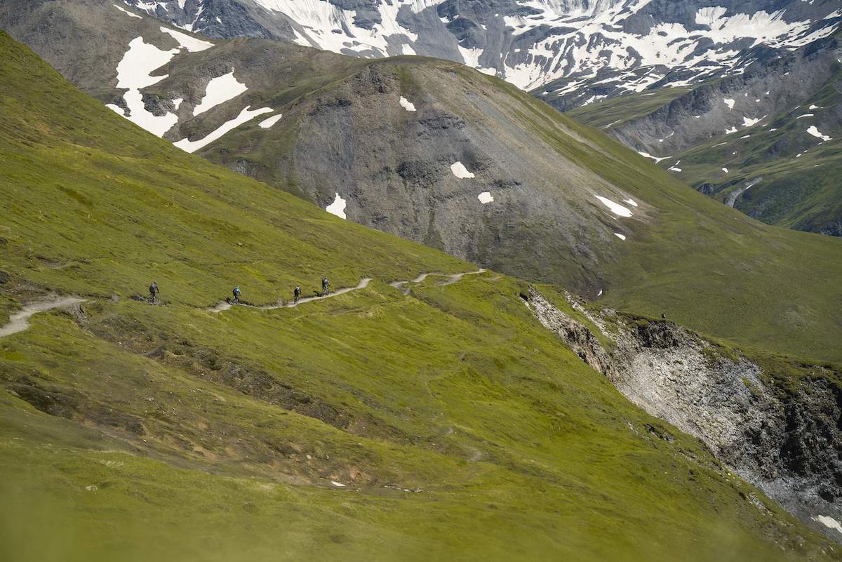 beitune tour du mont blanc - mountainbiker fahren auf Singletrail