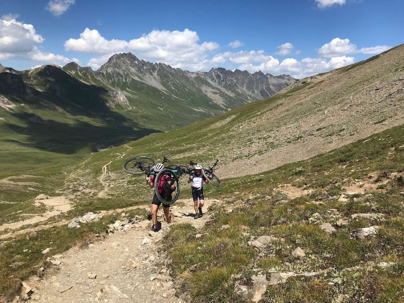 Auf schmalen Pfaden auf der beitune MTB-Transalp Schmuggler