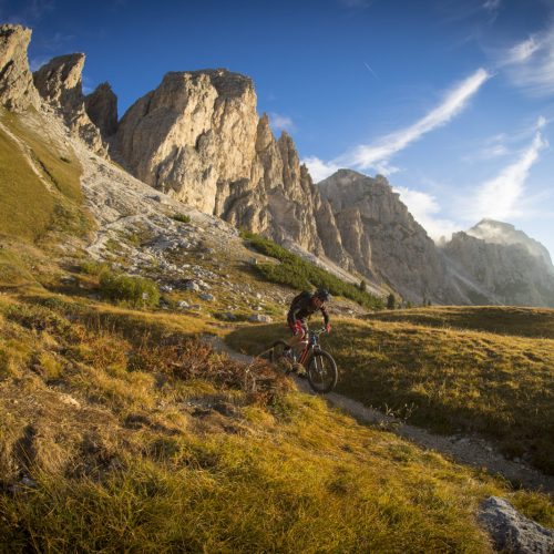 Mountainbiker beim beitune Dolomiten-Karussell