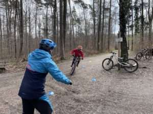 Mountainbiker fährt eine Kurve beim beitune MTB-Fahrtechniktraining