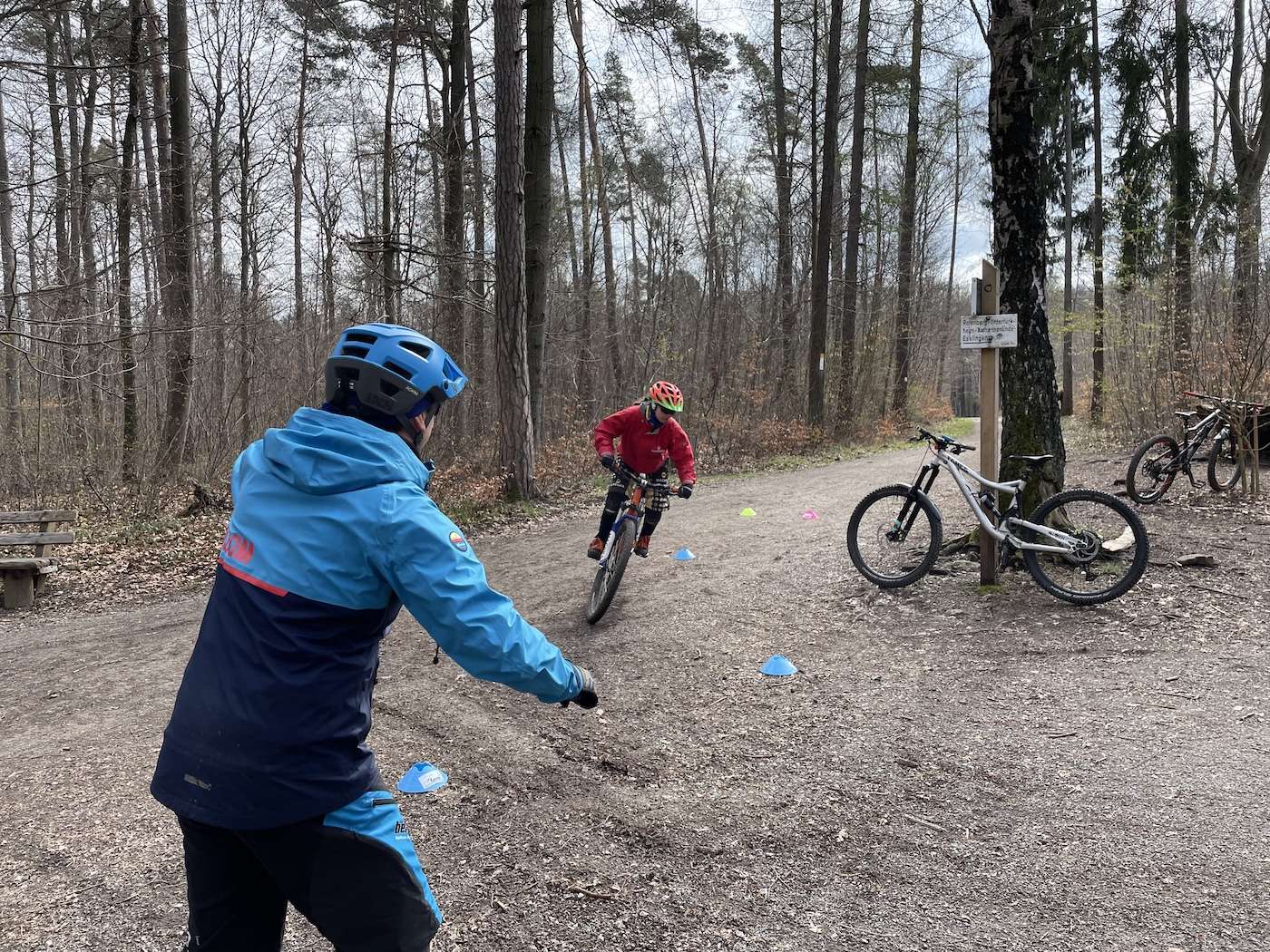 Mountainbiker fährt eine Kurve beim beitune MTB-Fahrtechniktraining