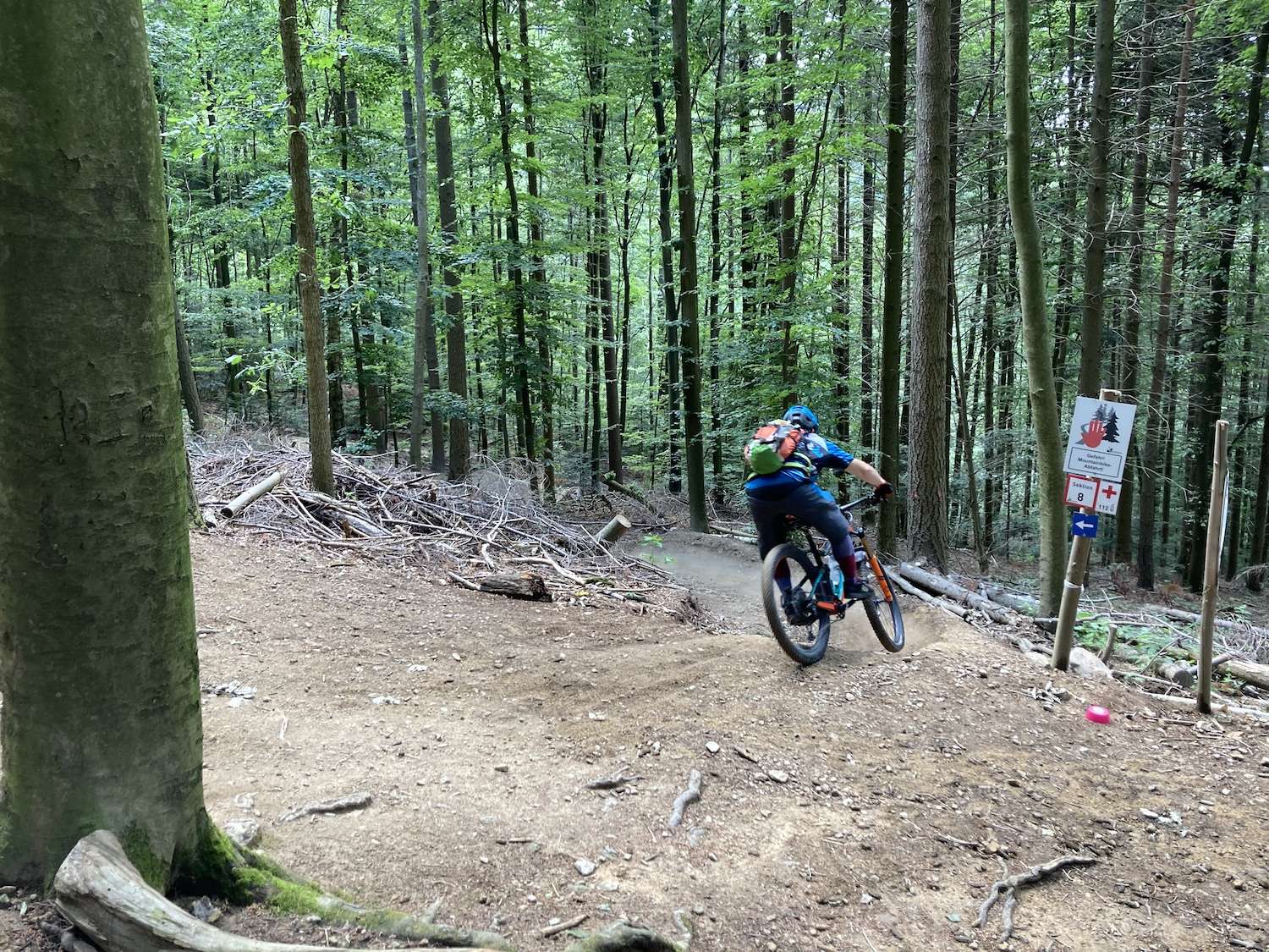 Mountainbiker auf Trail beim beitune Training der MTB-Fahrtechnik