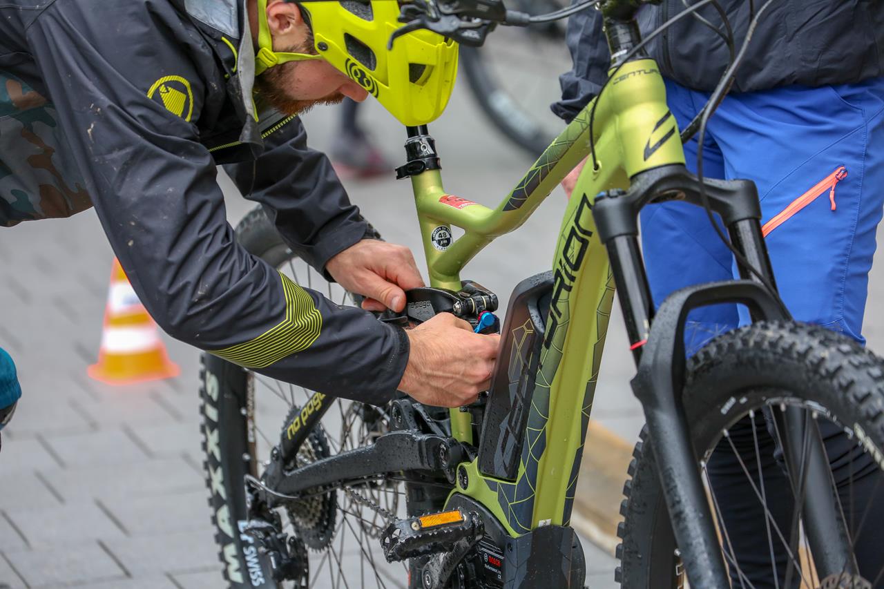 Biker stellt Dämpfer ein beim beitune MTB-Werkstattkurs.