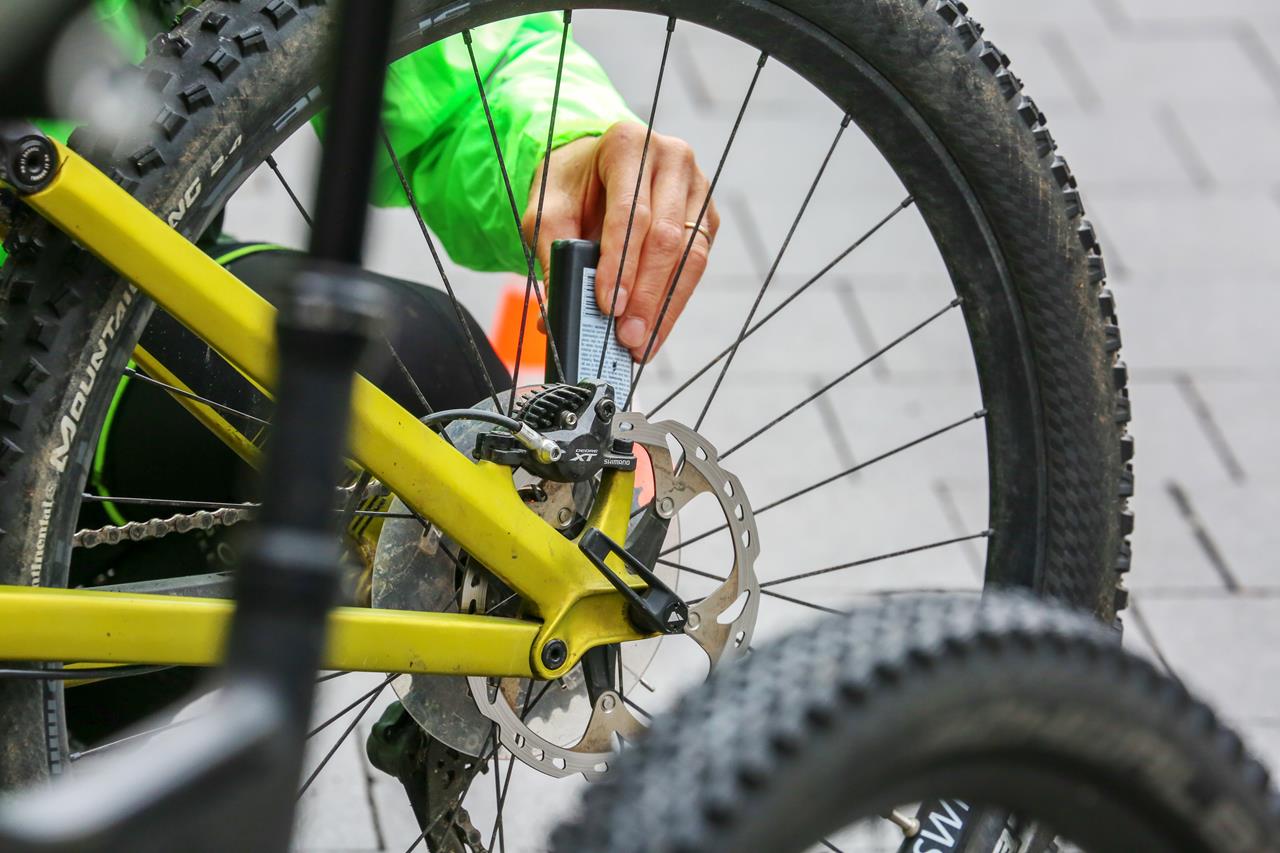 Beim beitune MTB-Werkstattkurs wird die Fahrradkette fachmännisch geschmiert.