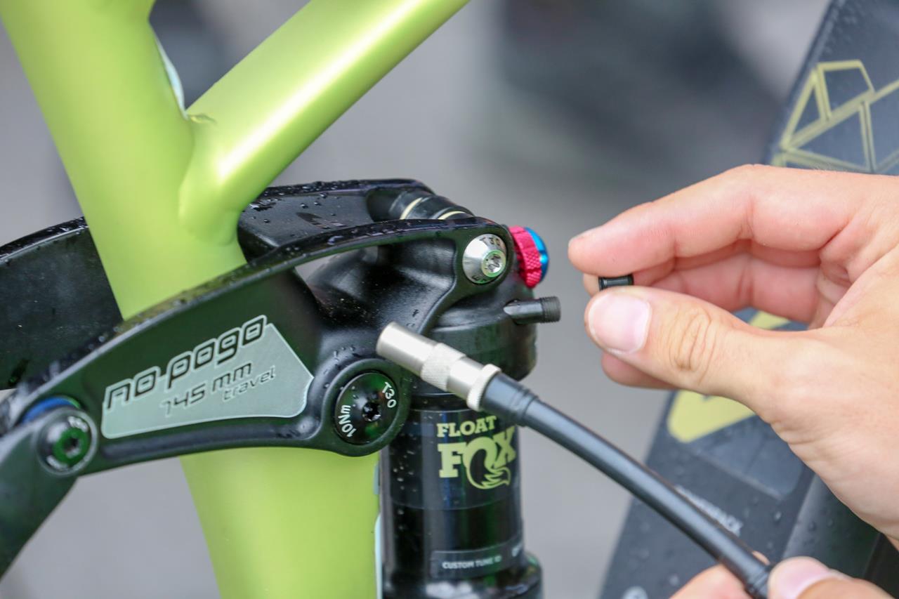 Im Rahmen des beitune MTB-Werkstattkurs wird der Dämpfer mithilfe einer Dämpferpumpe richtig eingestellt.