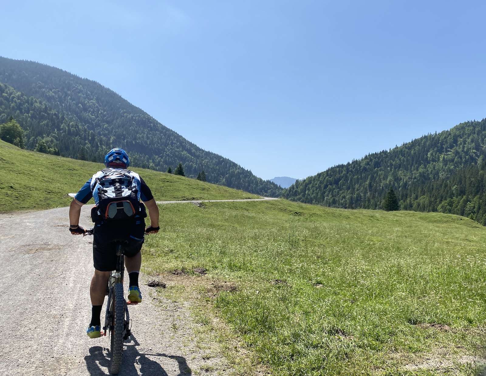 beitune Transalp Tegernsee-Gardasee: Mountainbiker in den Bergen