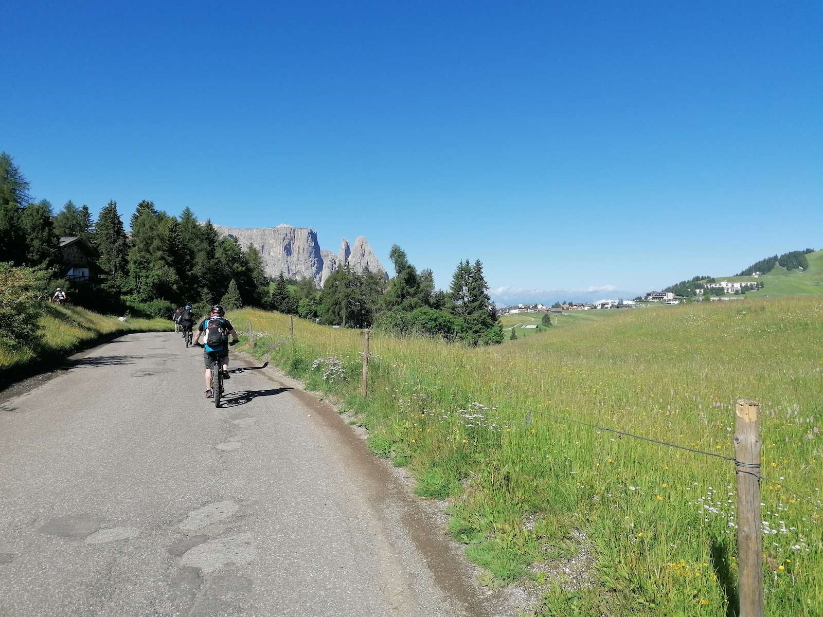 beitune Transalp Tegernsee-Gardasee: Mountainbiker auf der Seiser Alm