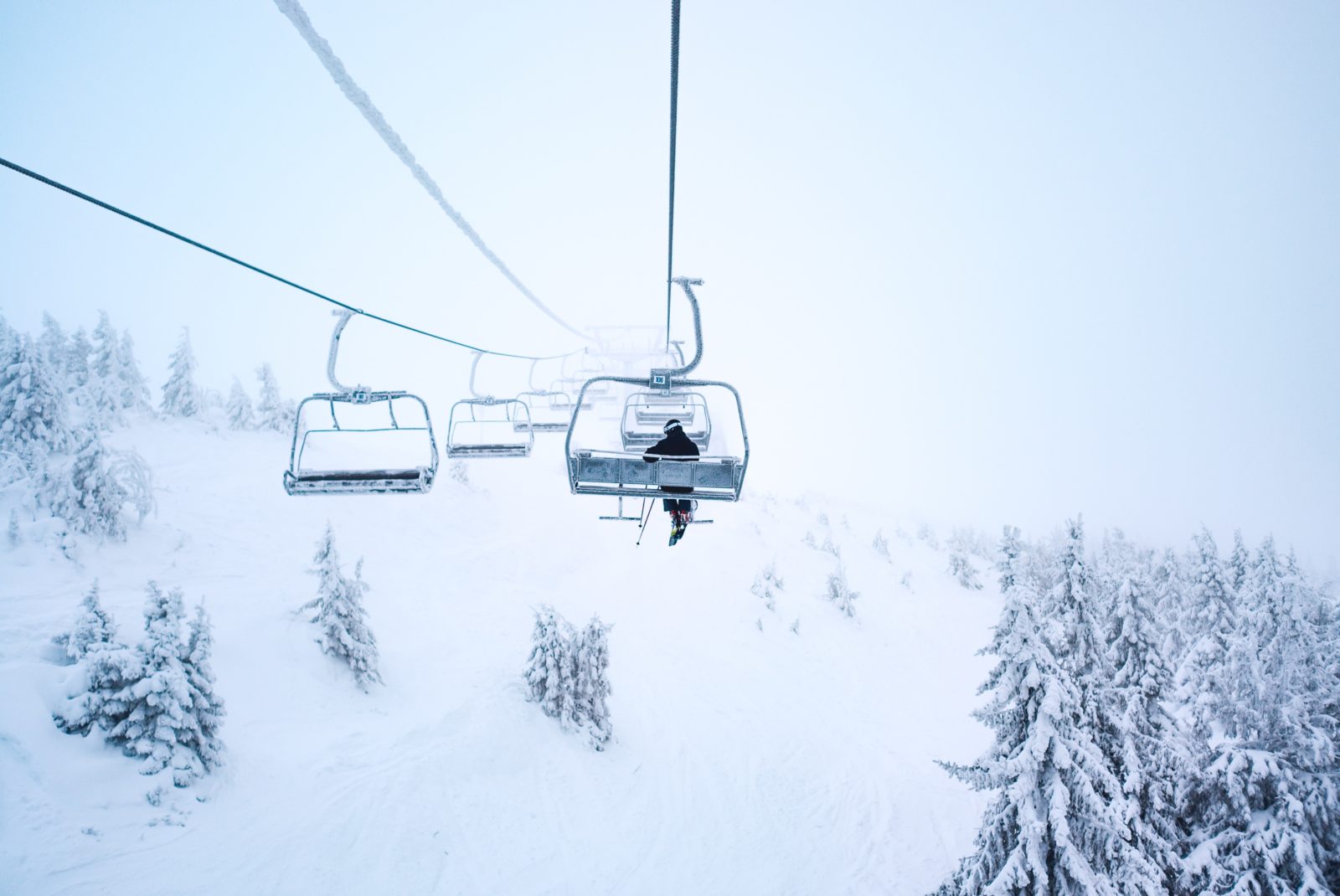 Skifahrer im Sessellist