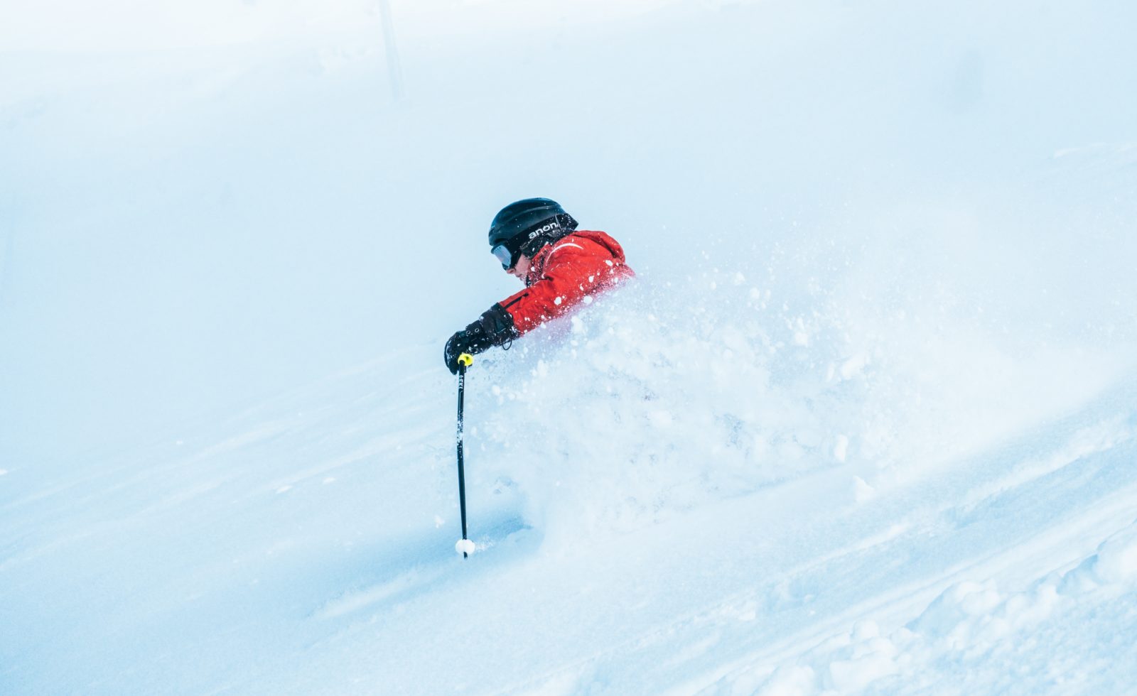 Skifahrer im Pulverschnee