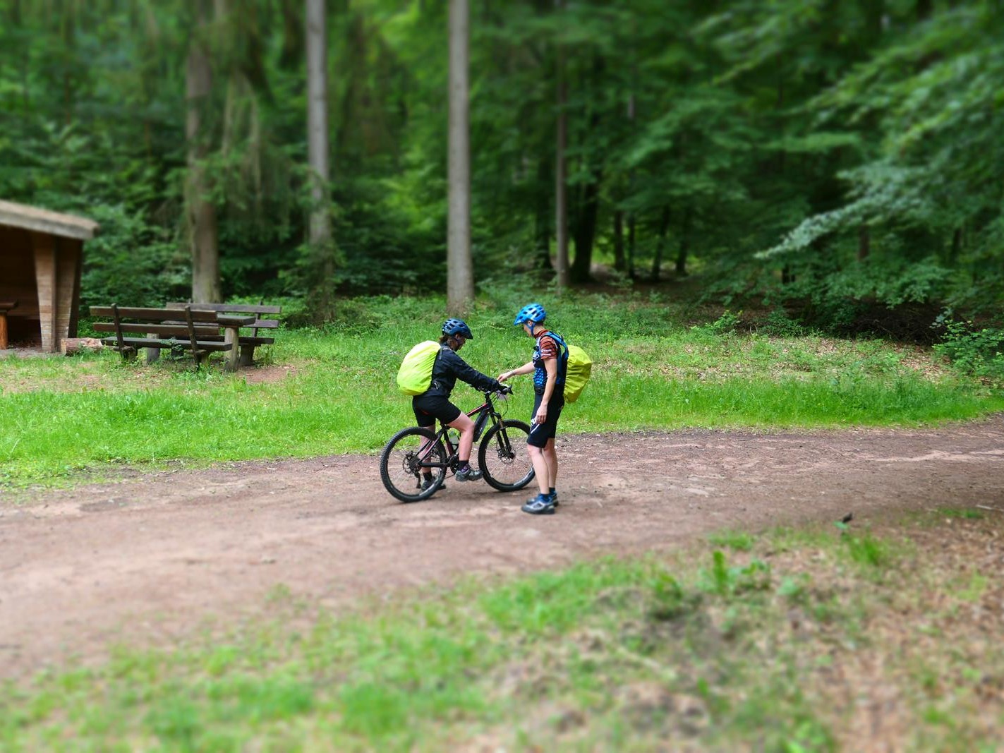 Zwei Mountainbikerinnen beim Frauen-Fahrtechniktraining Nie mehr Muffensausen - für mehr Mut auf dem MTB.