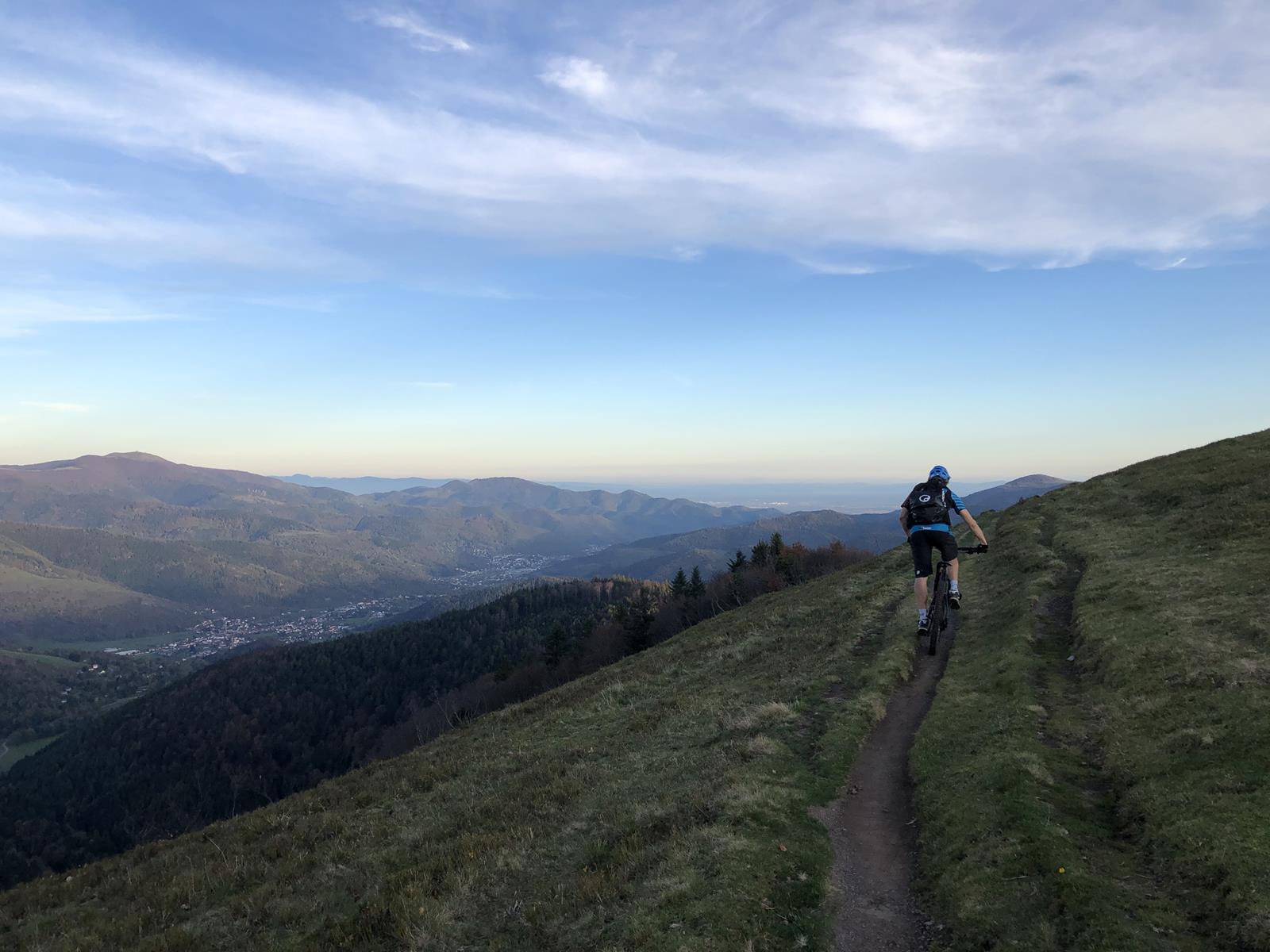 Neben zahlreichen Trails warten gigantische Aussichten auf die Vogesen und in die Rheinebene beim Trailcamp Vogesen