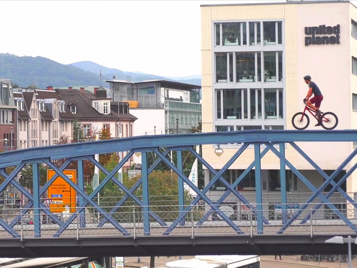 Seine Heimatstadt Freiburg nutzt Gian regelmäßig als Übungsgelände, um für die beitune Street-Trial-Show zu trainieren