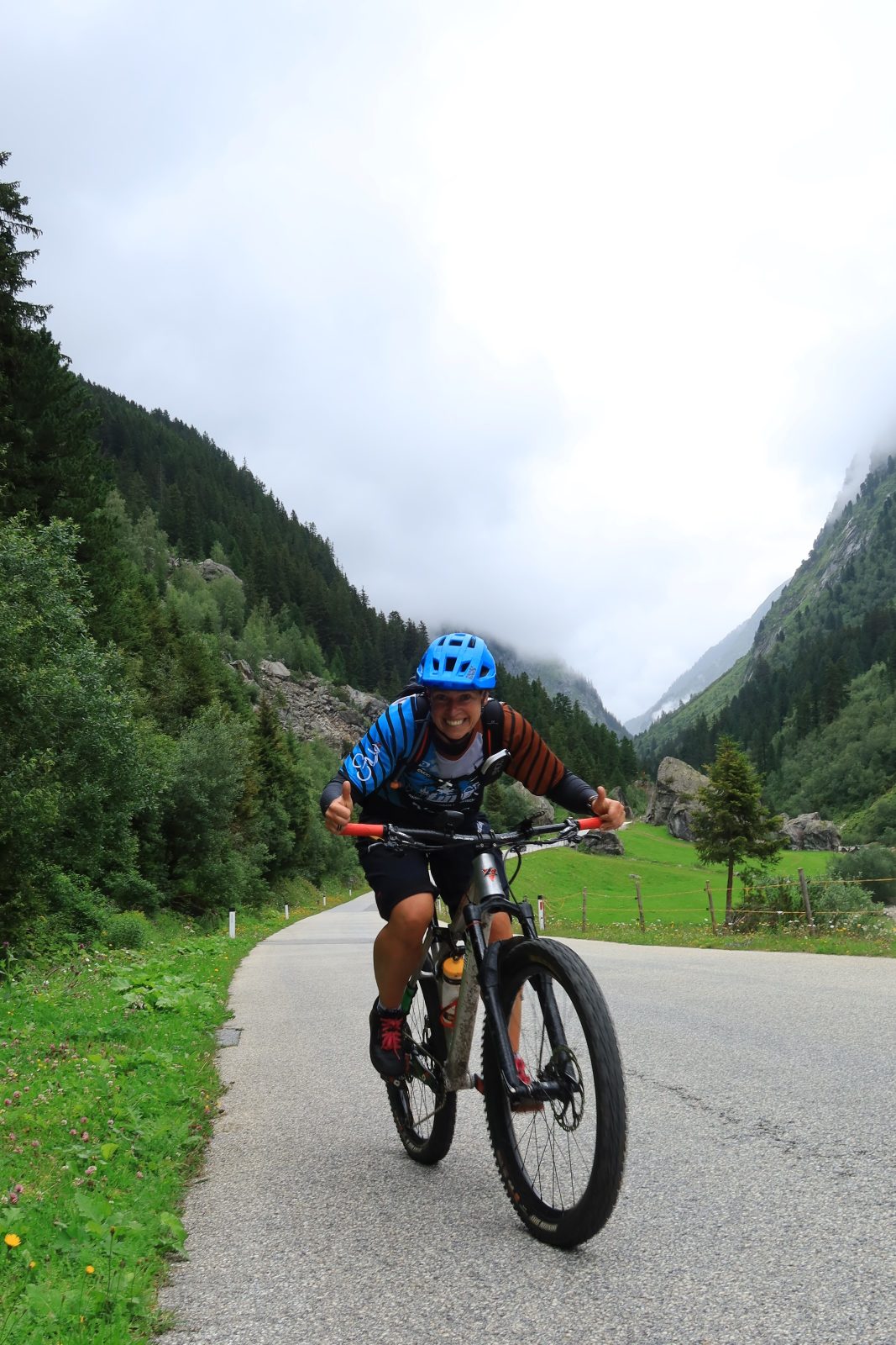 beitune Guide Hilke mit dem MTB auf dem Weg zum Schlegeisspeicher.