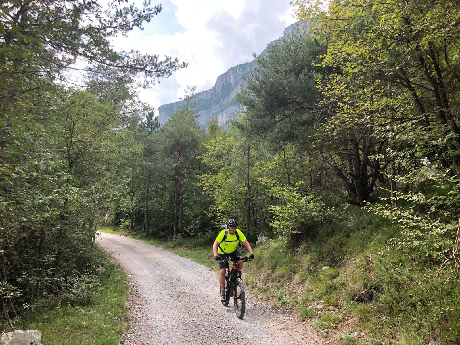 E-Mountainbiker auf einem breiten Schotterweg auf der Transalp Tegernsee-Gardasee