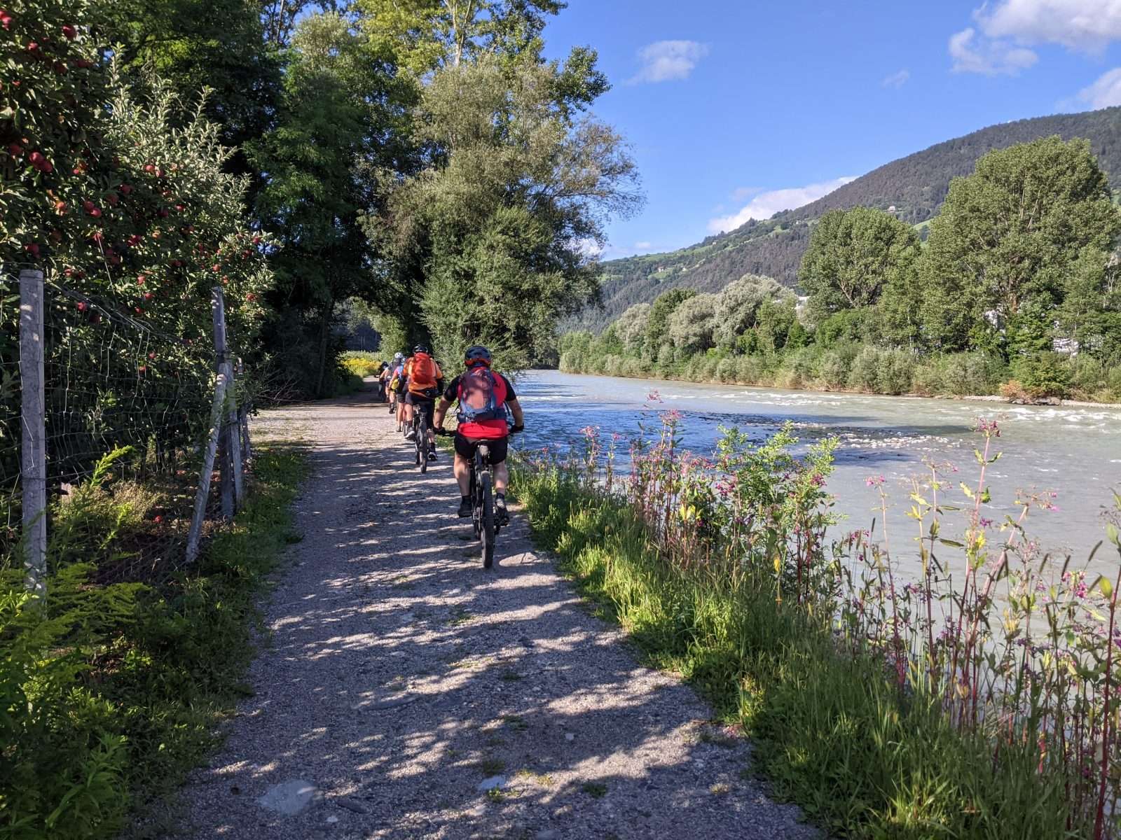 Mountainbikefahrer entlang der Etsch auf der beitune Transalp Tegernsee-Gardasee.