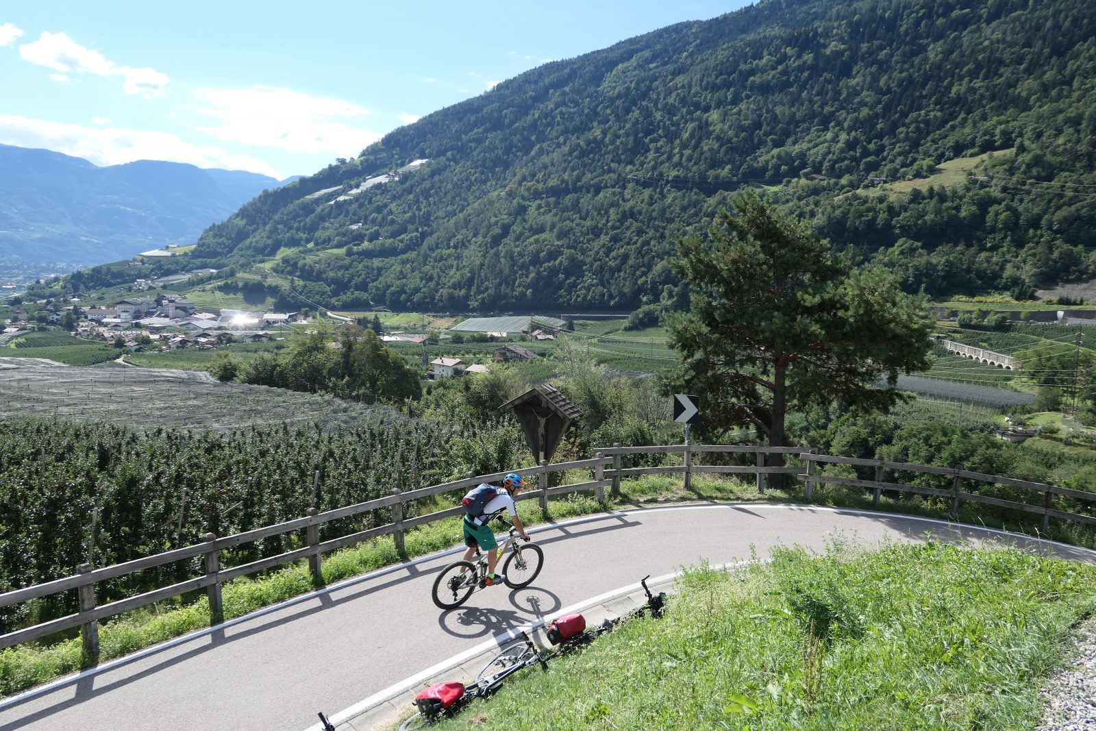 Mountainbiker bei der beitune Via Claudia Augusta Genusstour auf dem Fahrradweg