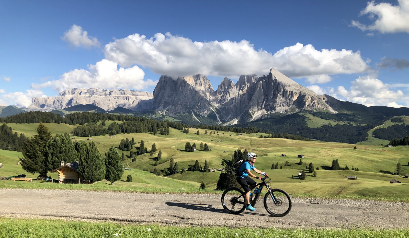 Mountainbiker auf der Seiser Alm bei der beitune Transalp Tegernsee-Gardasee