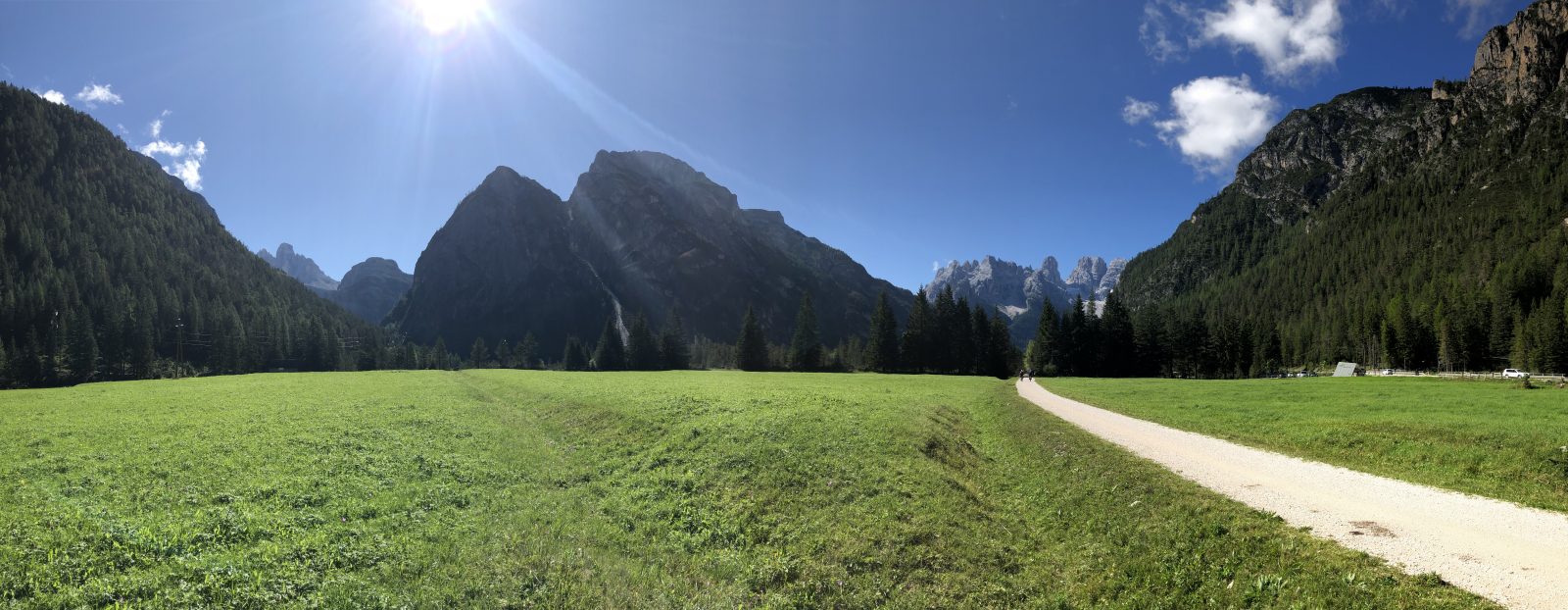 Weg durchs Tal auf der Genusstour Achensee-Venedig