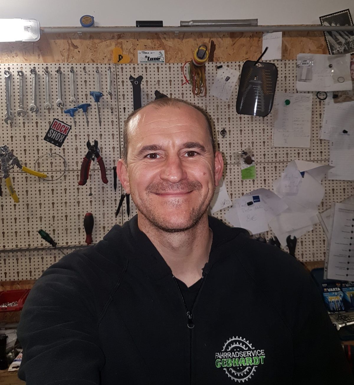 Guide und Mechaniker Tom beim beitune MTB-Werkstattkurs