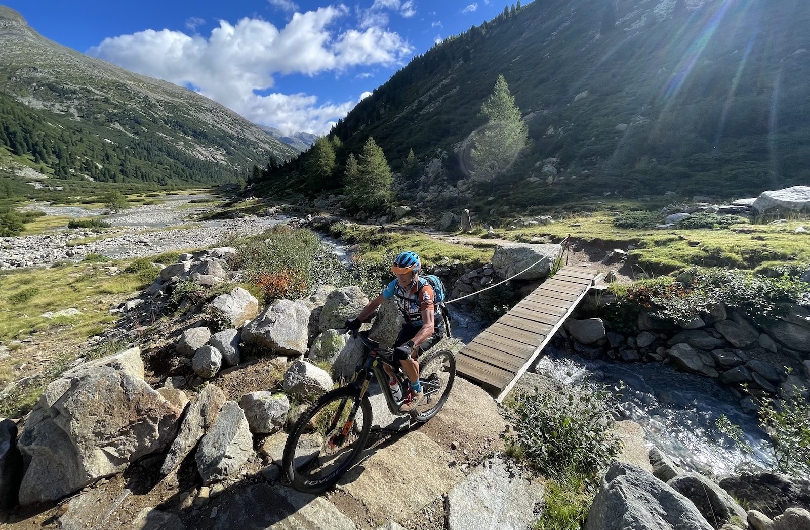 beitune Transalp Zillertal-Gardasee - Mountainbiker auf dem Weg zum Pfitscherjoch