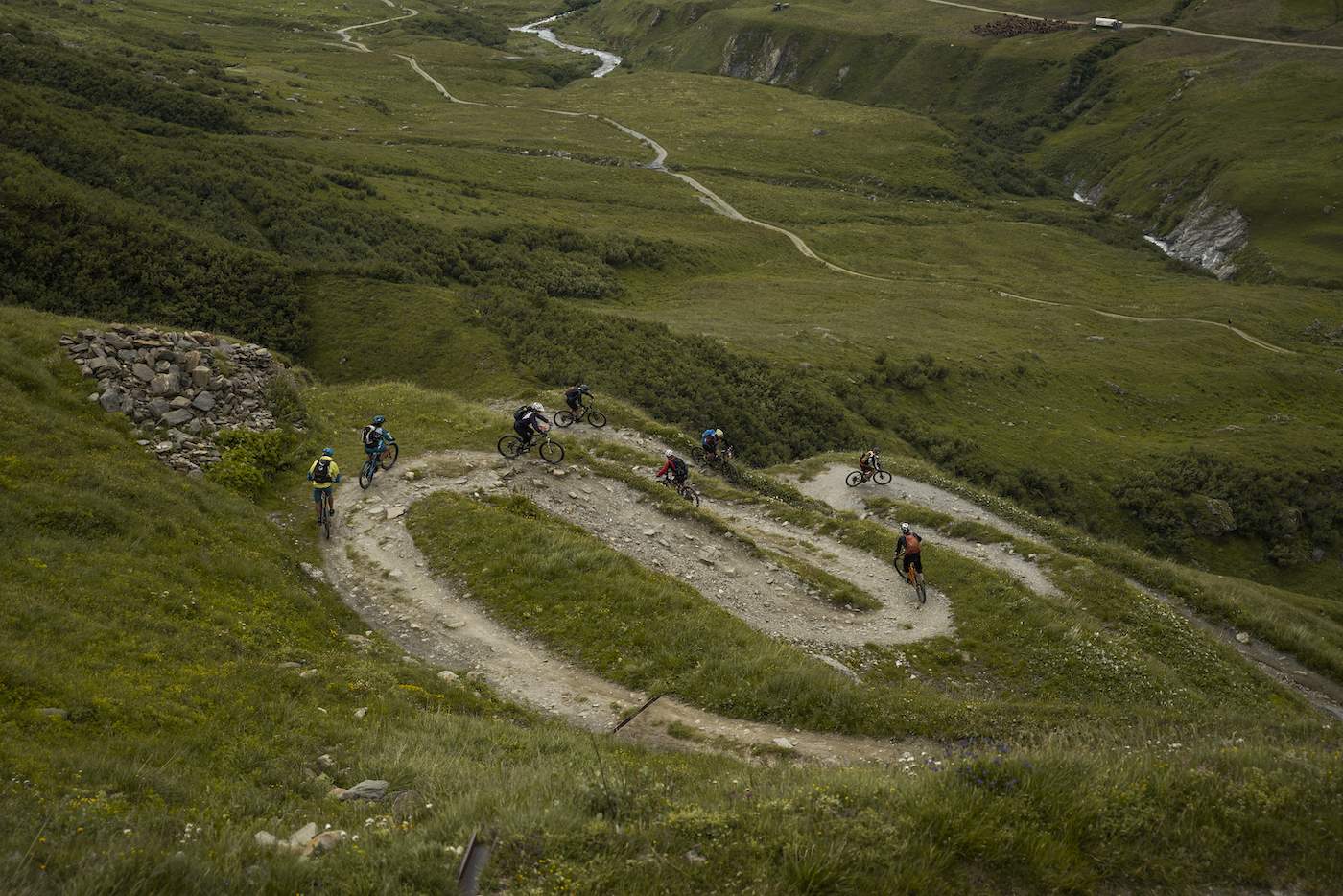 beitune tour du mont blanc - mountainbiker auf Singletrail