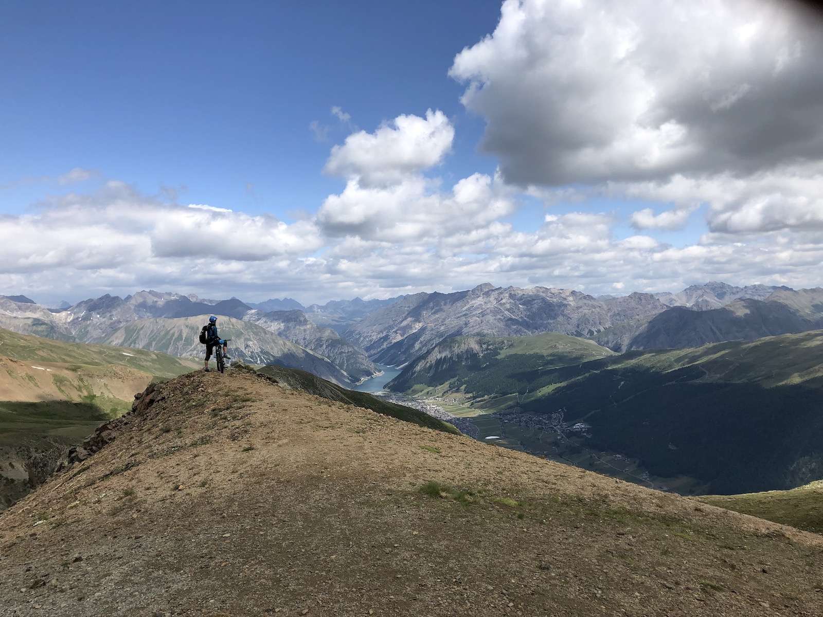 Mountainbikerin blickt bei der beitune MTB-Trailtour Ischgl-Livigno in die Ferne