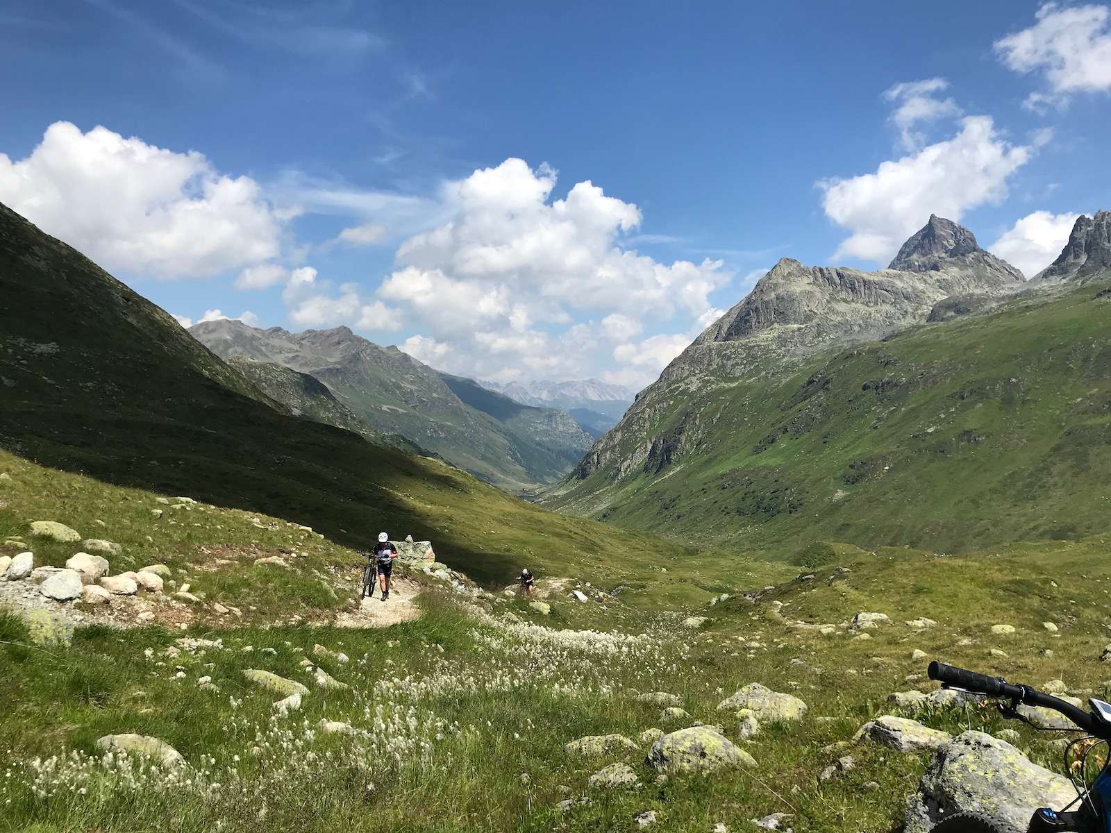 Mountainbiker auf der beitune MTB-Trailtour Ischgl-Livigno