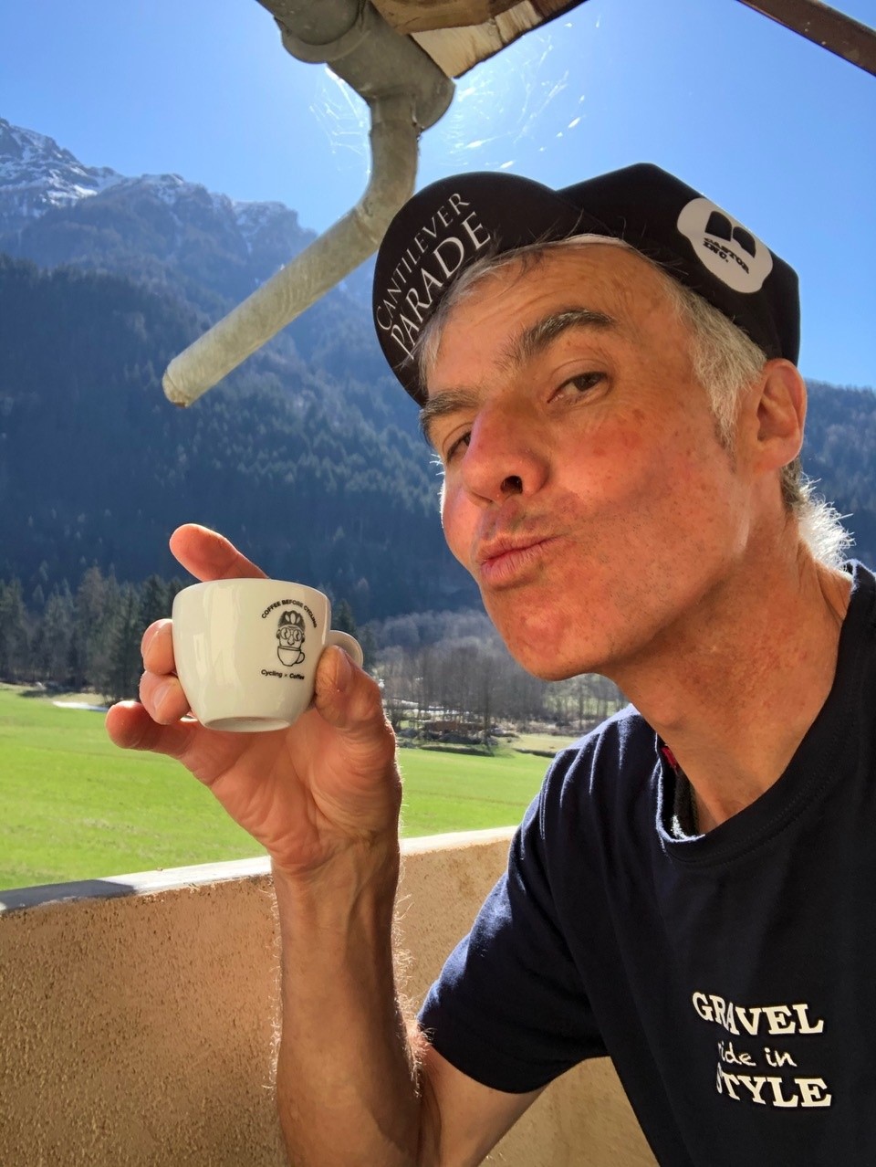 beitune Guide Res mit Kaffeetasse