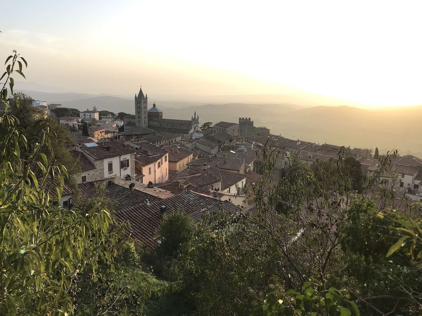 Blick auf Massa Marittima beim beitune E-MTB-Trailcamp Toskana