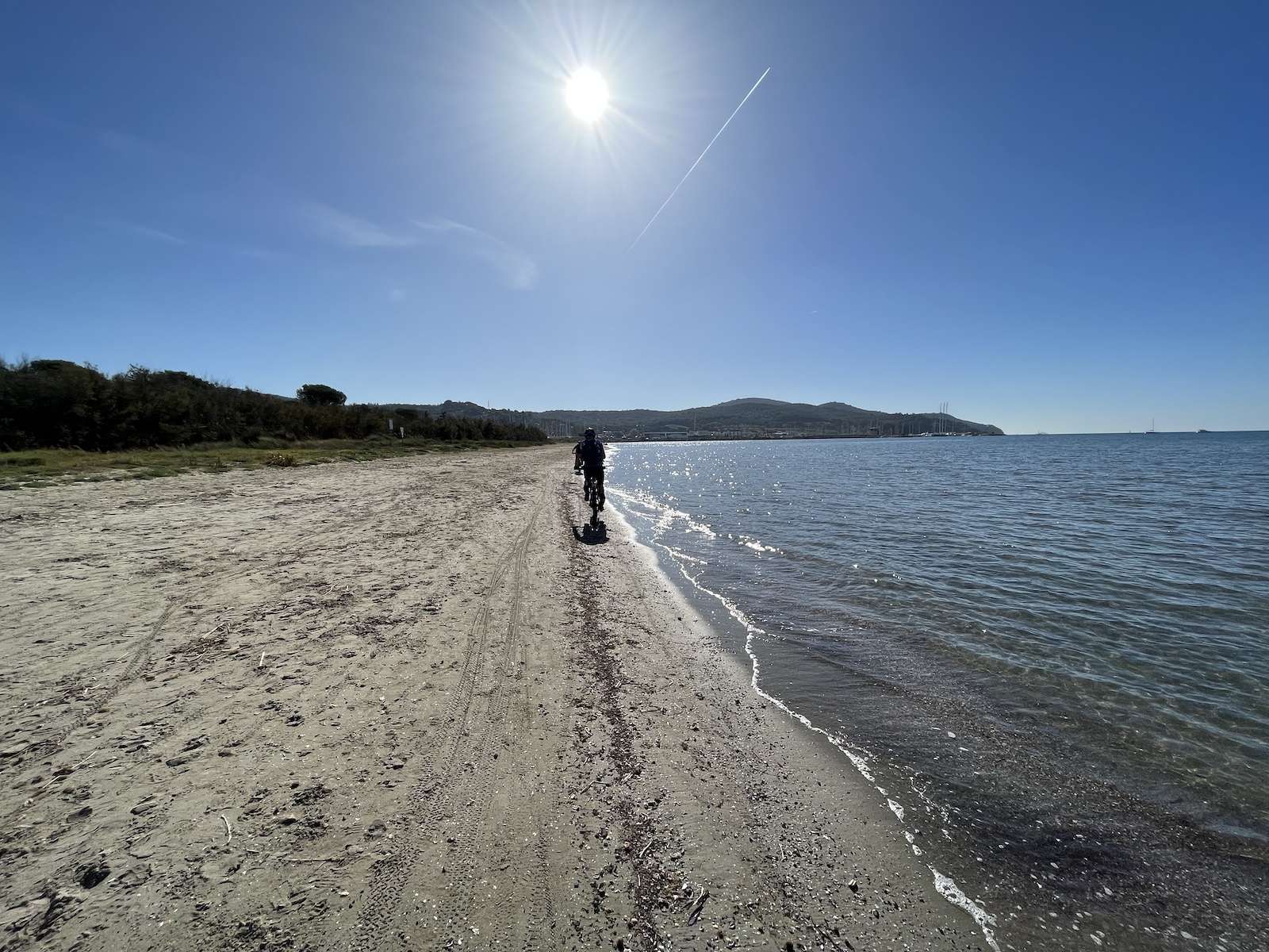 Mountainbiker am Meer beim beitune E-MTB-Trailcamp Toskana