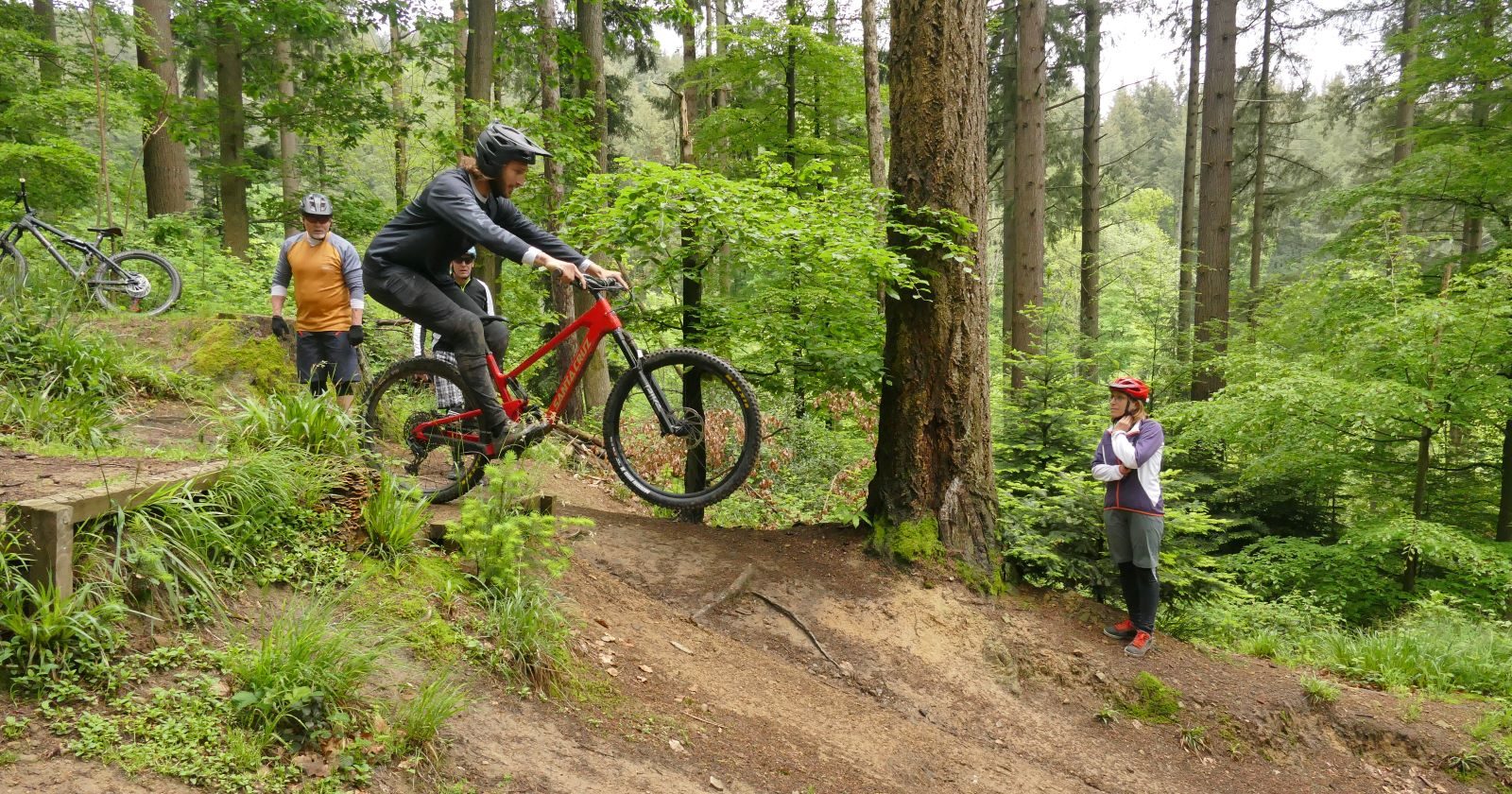 Mountainbiker beim beitune Fahrtechnikkurs am Droppen