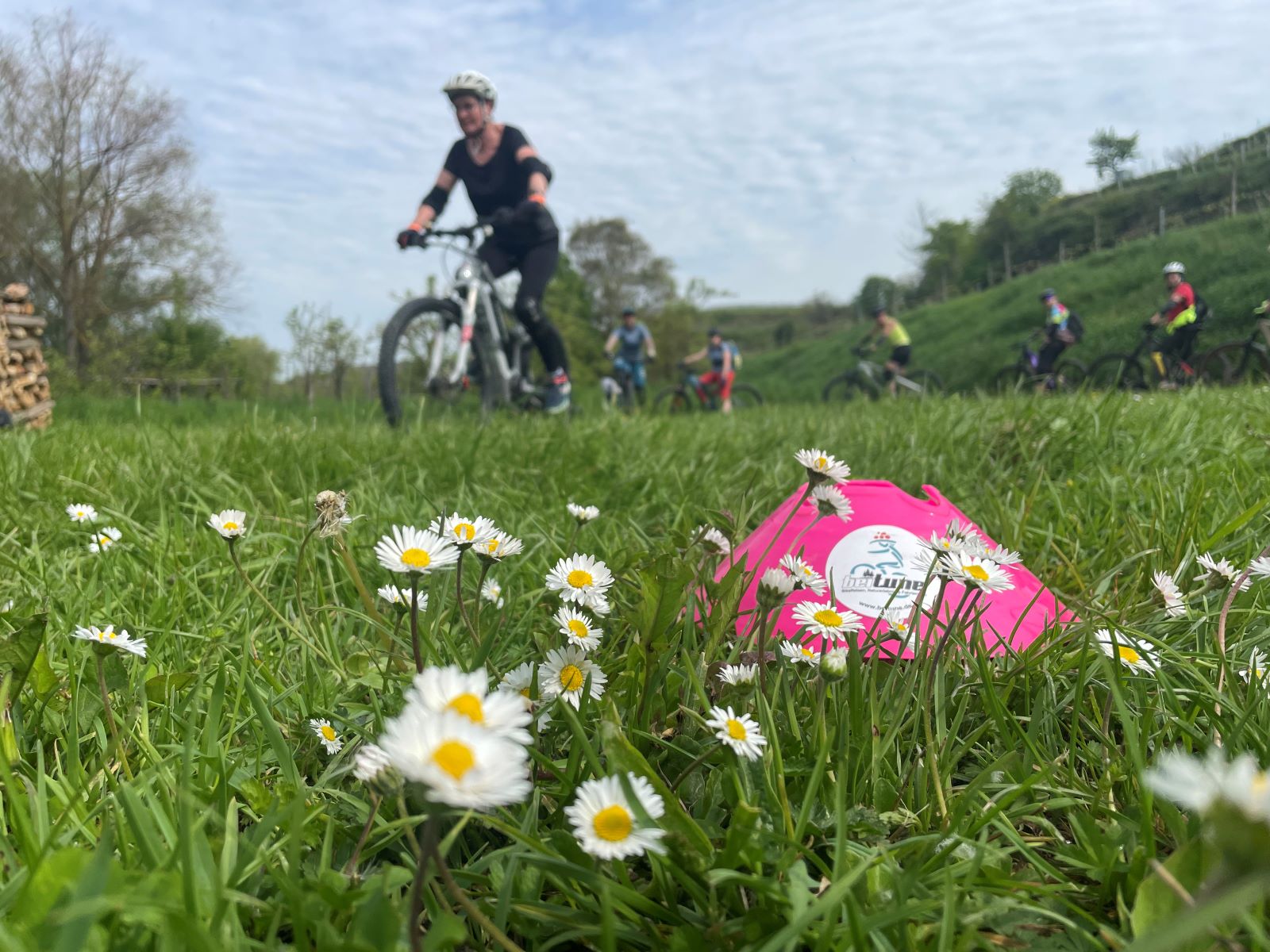 Mountainbikerin auf der Wiese beim beitune Fahrtechniktraining