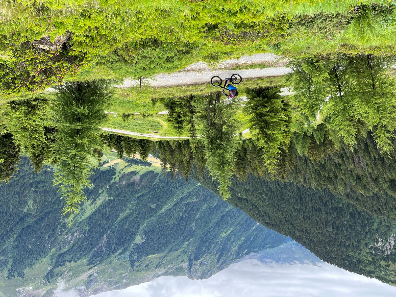 Mountainbiker auf Straße bei der beitune E-MTB Transalp Königssee-Triest