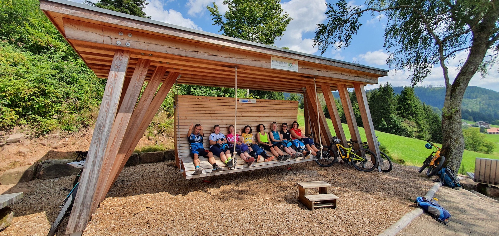 Deutschlands größte Holzschaukel in Baiersbronn beim beitune Schwarzwald-Bike-Gipfel