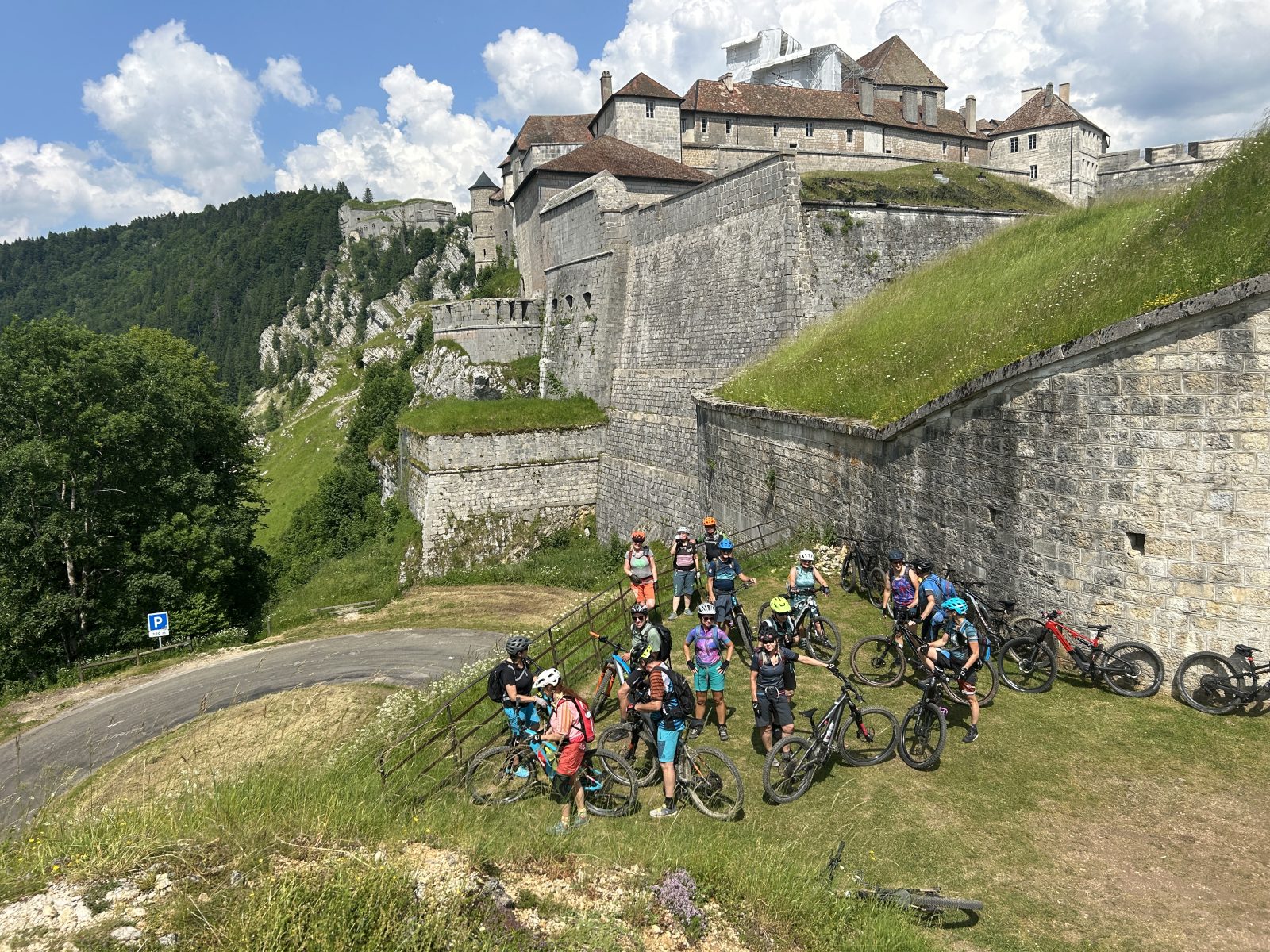 Das Château de Joux ist nur eines der Highlights des beitune Jura-Cross