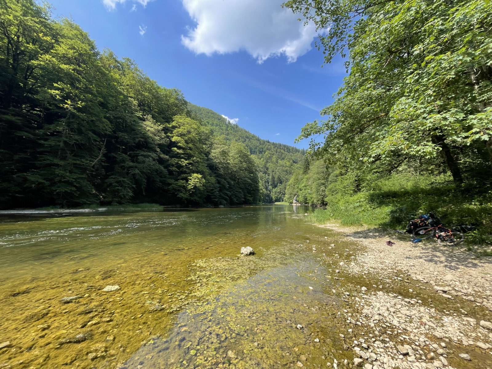 Fluss und blauer Himmel im Jura