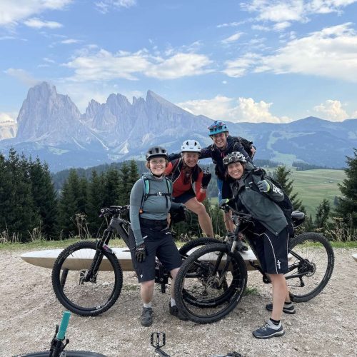 Mountainbikerinnen vor dem Dolomiten-Panorama bei der beitune Frauen-Transalp