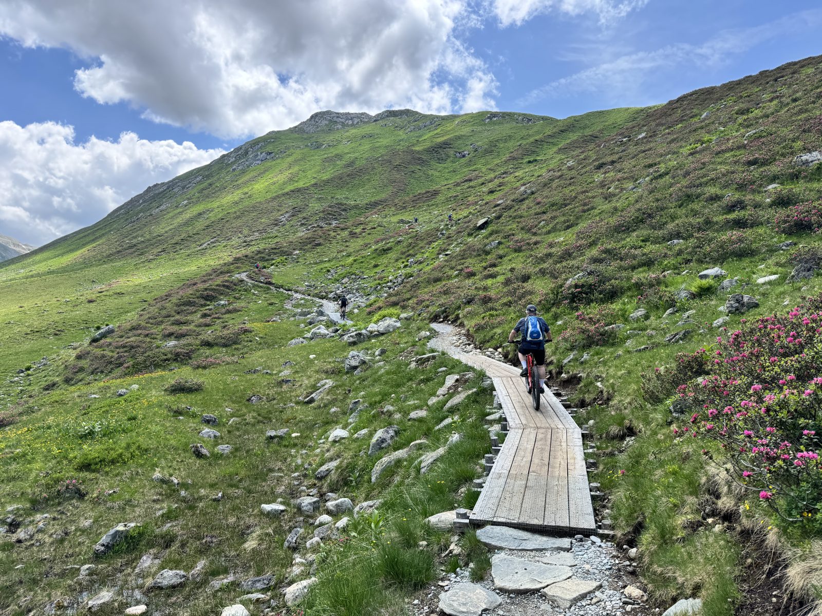 Mountainbiker auf Singletrail zur Heilbronner Hütte auf dem (E-)MTB beitune 3-Länder-Alpencross zum Comer See