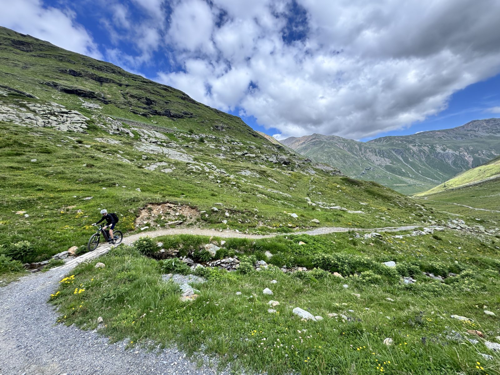 (E-) MTB Singletrail im Verwalltal während der beitune Alpenüberquerung von Sankt Anton zum Comer See.