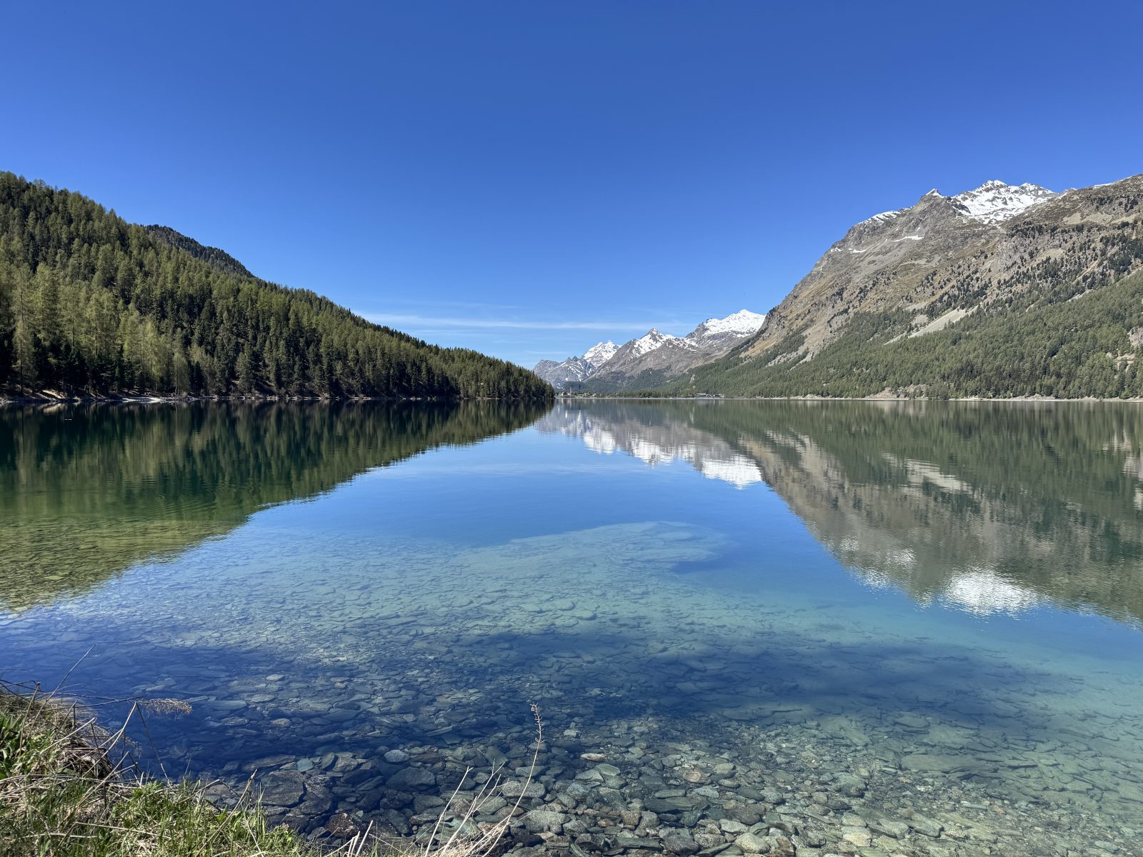 Blick über den Silsersee bei der beitune 3-Länder-Alpenüberquerung.