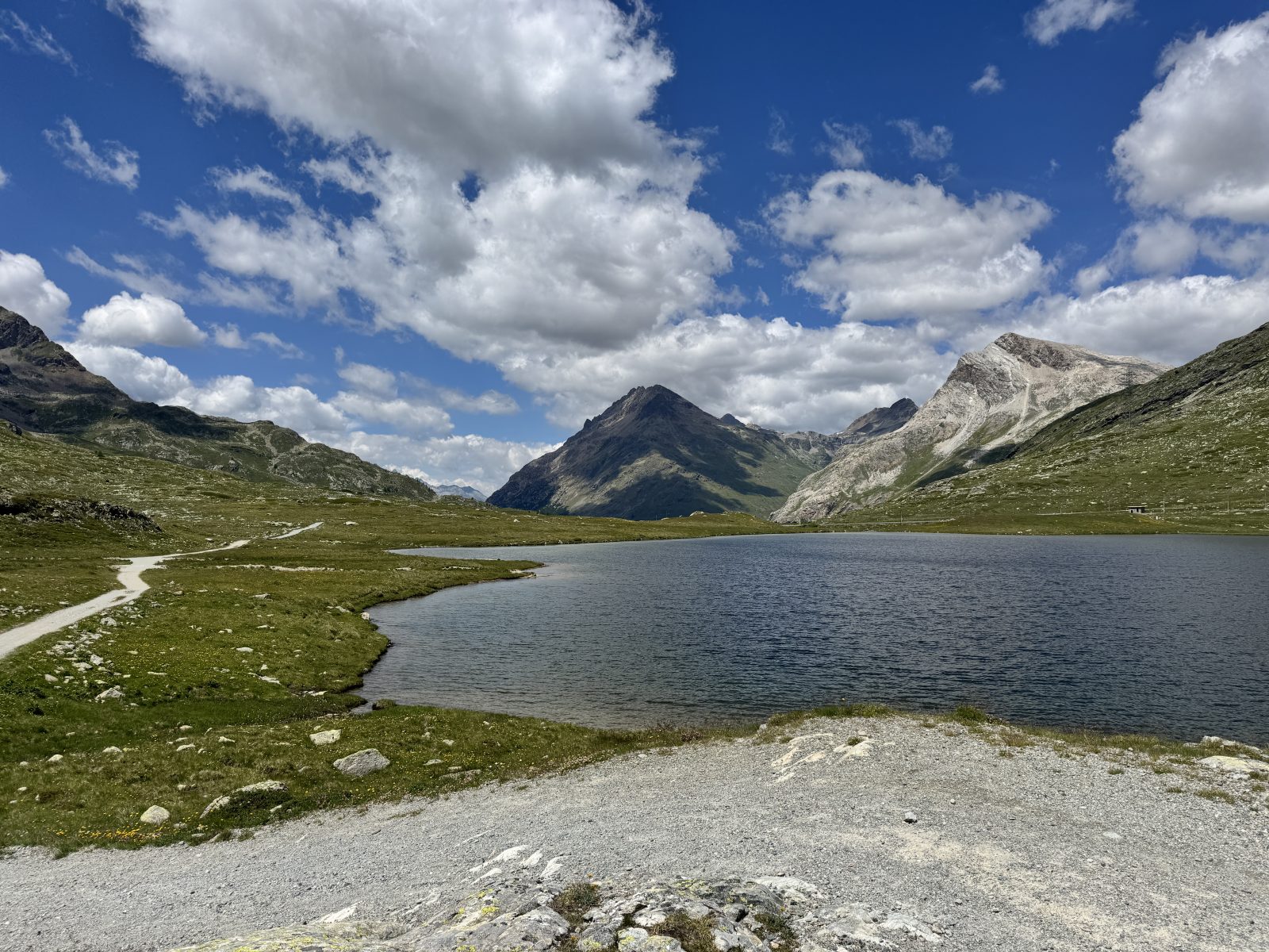 Blick über den Lago Bianco Stausee am Berninapass zwischen dem Valposchiavo und dem obersten Seitental des Engadins, dem Val Bernina, in der Schweiz.